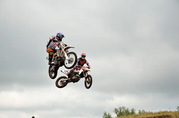 Два мотокросу гонщиків конкуренції в польоті — стокове фото