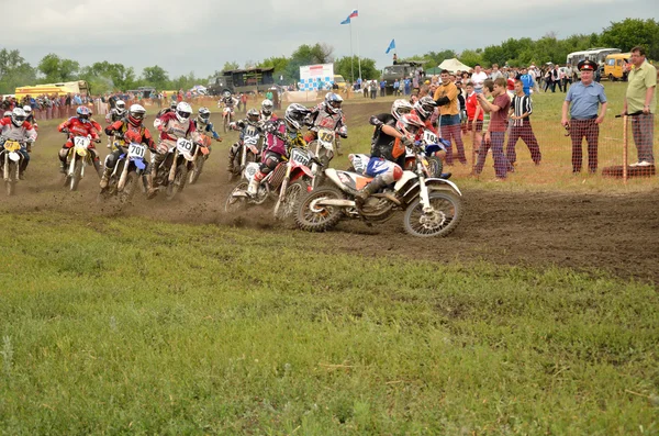 Start holeshot delar gruppen motocross ryttare i mx2 — Stockfoto