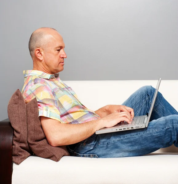 Senior man with computer — Stock Photo, Image