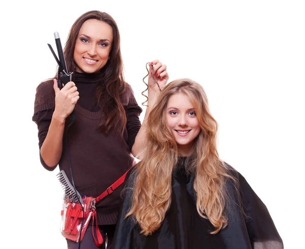 Estúdio tiro de cabeleireiro fazendo cabelo encaracolado — Fotografia de Stock