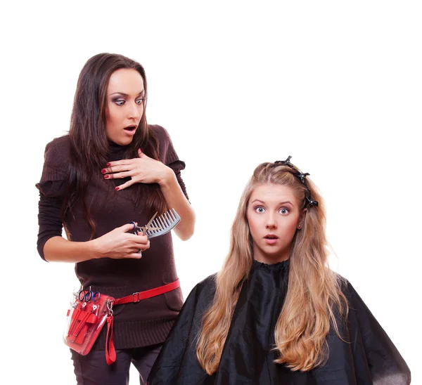 Студийный снимок шокированного парикмахера и клиента — стоковое фото