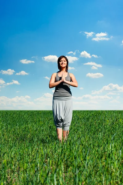 Kobieta praktykowania jogi w słoneczny dzień — Zdjęcie stockowe