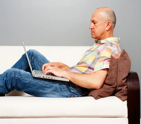 Homem em casa olhando algo na internet — Fotografia de Stock