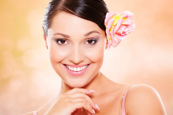 Ritratto di giovane donna sorridente sullo sfondo sfocato — Foto Stock