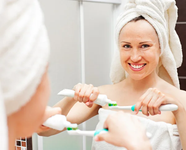 Mulher com pasta de dentes e escova de dentes — Fotografia de Stock
