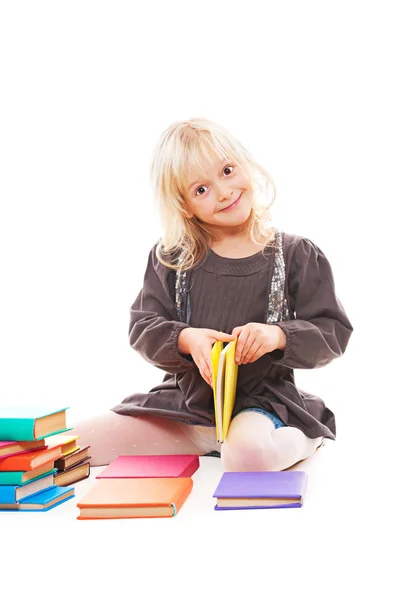 Kleines Mädchen mit Büchern — Stockfoto