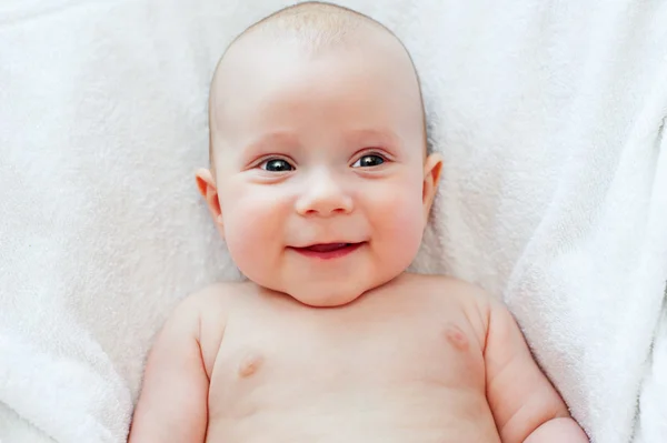 Smiley liten pojke — Stockfoto