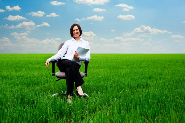 肘掛け椅子に座っている女性実業家 — ストック写真