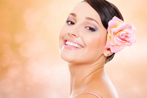 Girato di grazioso modello smiley con rosa in capelli — Foto Stock