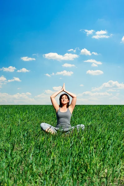 Słoneczny dzień i kobieta medytacji — Zdjęcie stockowe