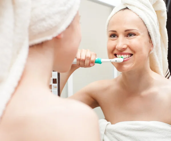 Frau putzt sich morgens die Zähne — Stockfoto