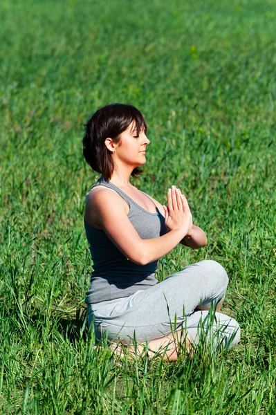 Yoga at the field — Stock Photo, Image