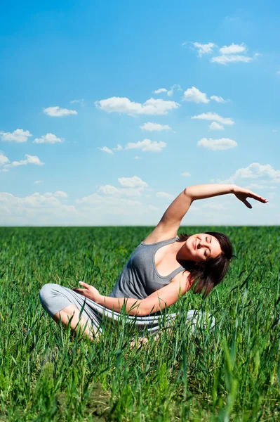 Yoga-Übungen auf dem Feld bei sonnigem Wetter — Stockfoto