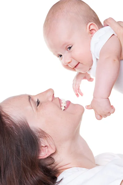 Madre sosteniendo a su pequeño hijo — Foto de Stock