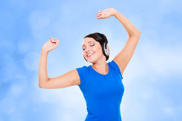 Mulher em fones de ouvido está dançando — Fotografia de Stock