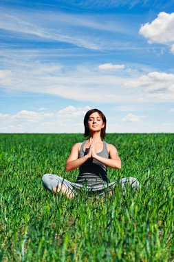 yeşil çayır üzerinde meditasyon kadın