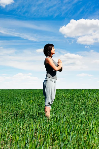 Yoga vrouw op veld — Stockfoto