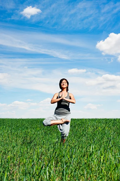 Mulher fazendo exercícios youga — Fotografia de Stock