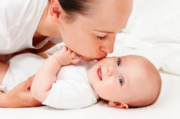 Madre besando a su bebé —  Fotos de Stock