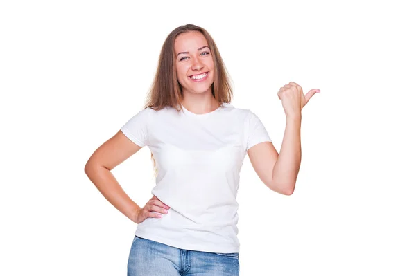 Жінка в білій футболці показує напрямок — стокове фото