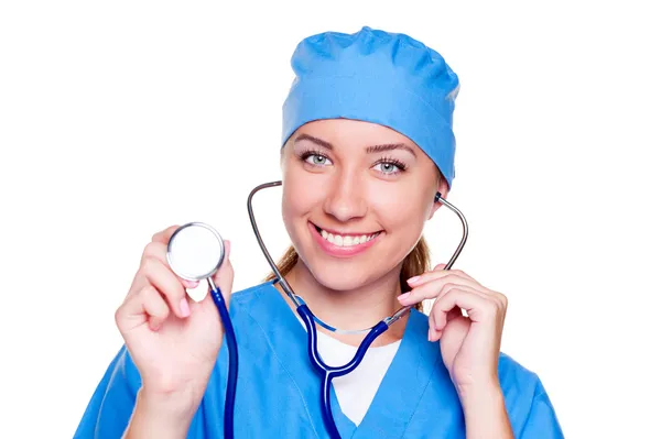 Усміхнена жінка-лікар тримає стетоскоп — стокове фото