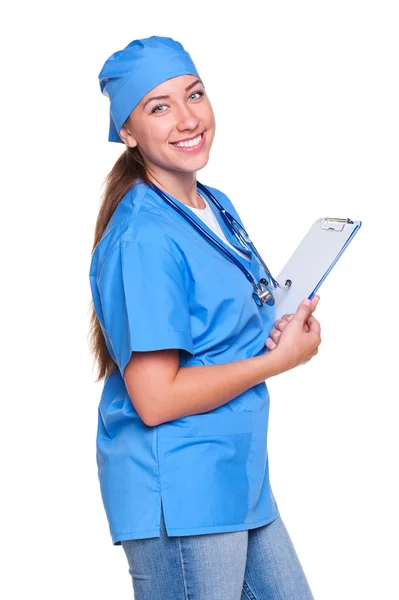 Молода жінка-лікар тримає письмовий майданчик — стокове фото