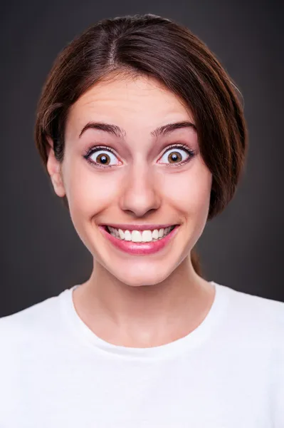 Porträt einer glücklichen jungen Frau — Stockfoto