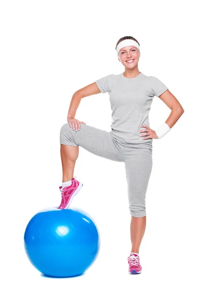 Активна жінка позує з синім м'ячем — стокове фото