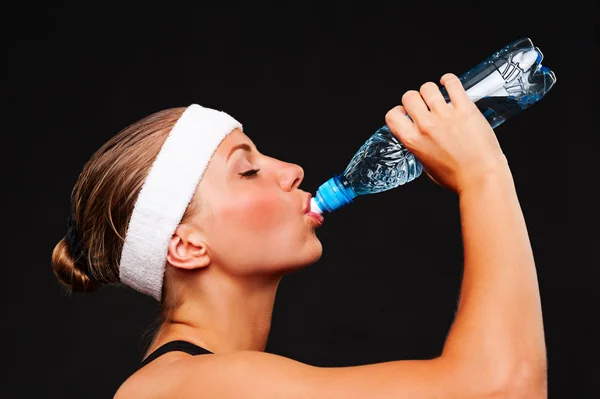 Sportos asszony ivóvíz — Stock Fotó