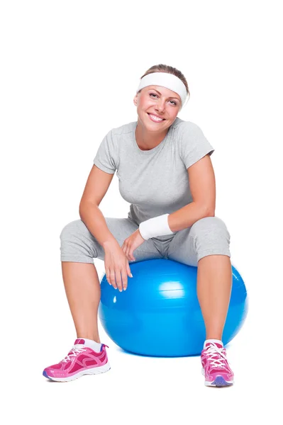 Фитнес-женщина сидит на мяче — стоковое фото