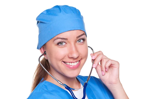 Улыбающийся медицинский работник со стетоскопом — стоковое фото
