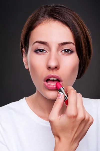 Kvinna målar sina läppar — Stockfoto