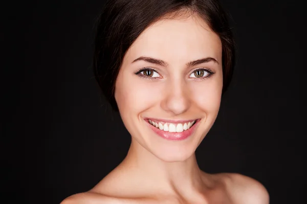 Женщина с яркой улыбкой — стоковое фото