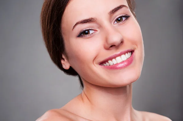 Alluring young woman smiling Royalty Free Stock Images