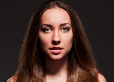 koyu arka plan üzerinde çekici kadın