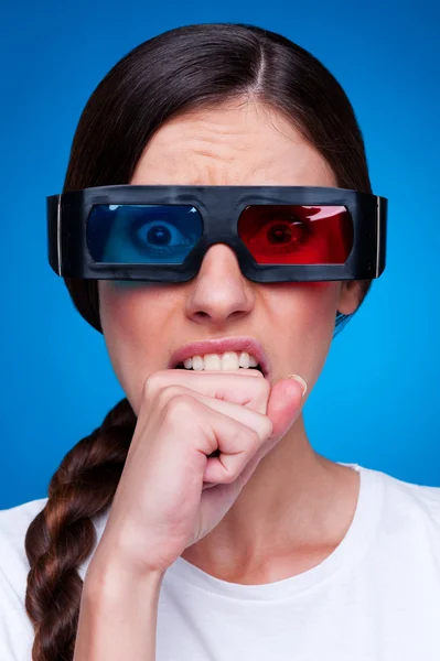 Emotionale Frau wartet auf 3D-Film — Stockfoto