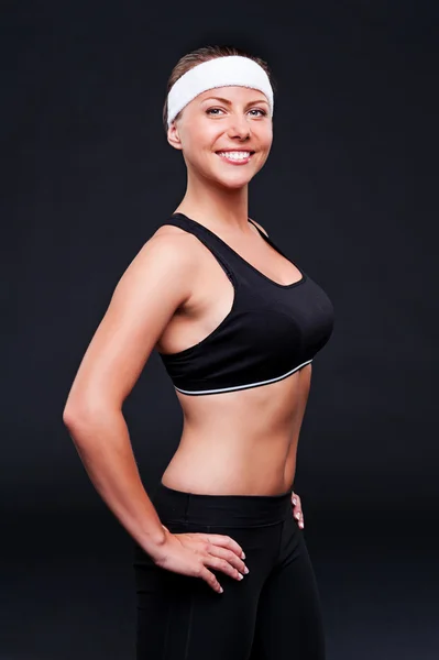 Sorridente fitness femminile posa — Foto Stock