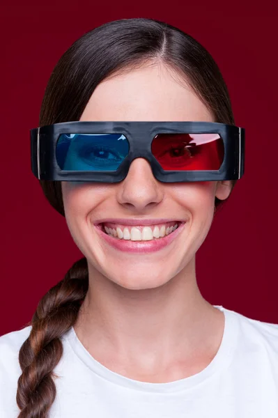 Smiley γυναίκα σε γυαλιά στερεοφωνικό — Φωτογραφία Αρχείου