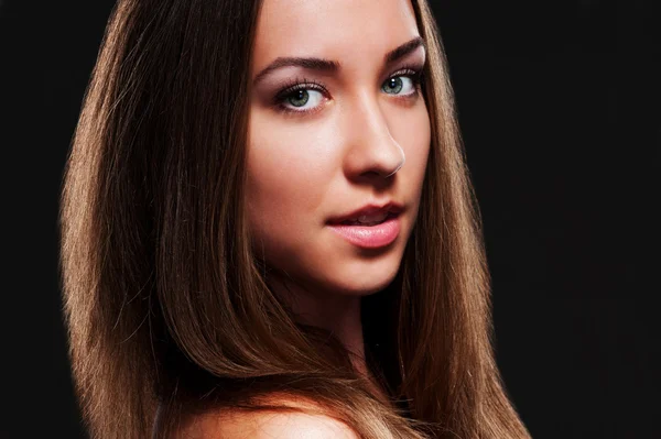Attractive young woman over dark background — Stock Photo, Image