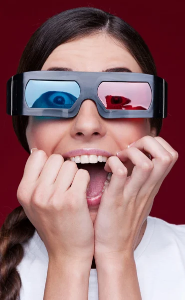 Skrikende kvinne i stereoglass – stockfoto