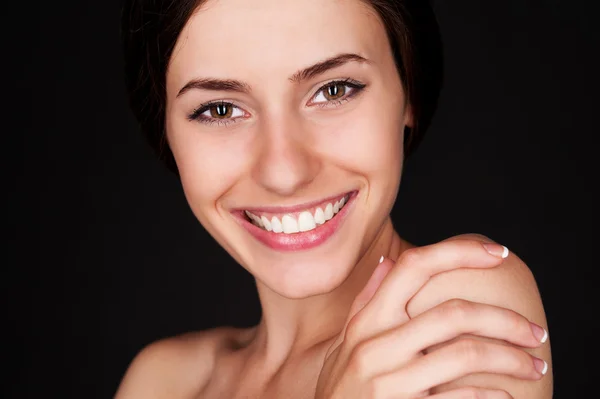 Woman looking at camera and smiling — Stock Photo, Image