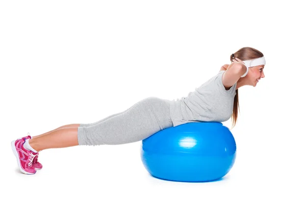 Femme sportive faisant des exercices sur boule bleue — Photo