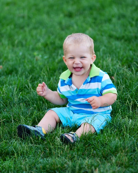 Baby boy sitting on meadow — Stock Photo, Image