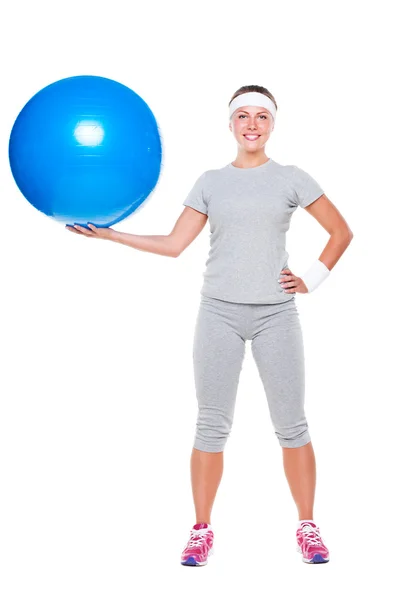 Молодая улыбающаяся женщина с мячом — стоковое фото