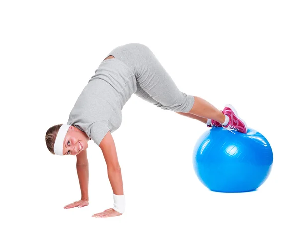 Активная спортсменка с голубым мячом — стоковое фото