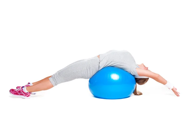 Fitness vrouw doen flexibiliteit oefening op bal — Stockfoto