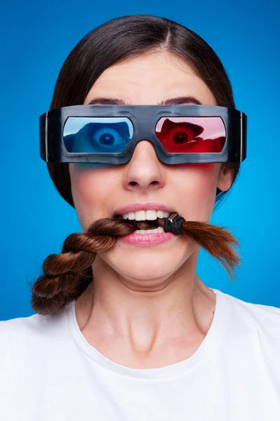 Mulher assustada em óculos 3d — Fotografia de Stock