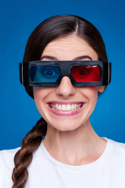 Divertente giovane donna in occhiali 3d — Foto Stock