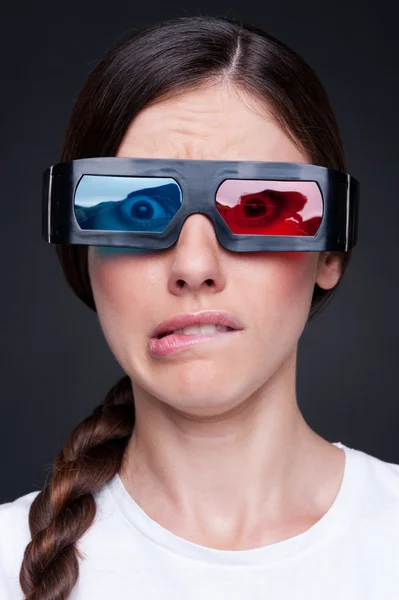 Mujer joven emocional en gafas 3d — Foto de Stock
