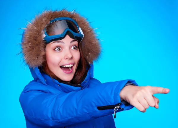 Glücklicher und verblüffter Skifahrer — Stockfoto